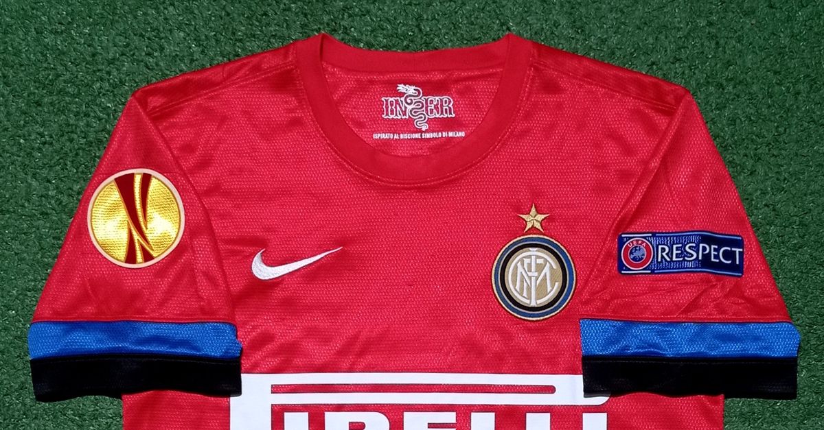 Derby di Milano: I tifosi dell’Inter protestano contro la maglia rossa