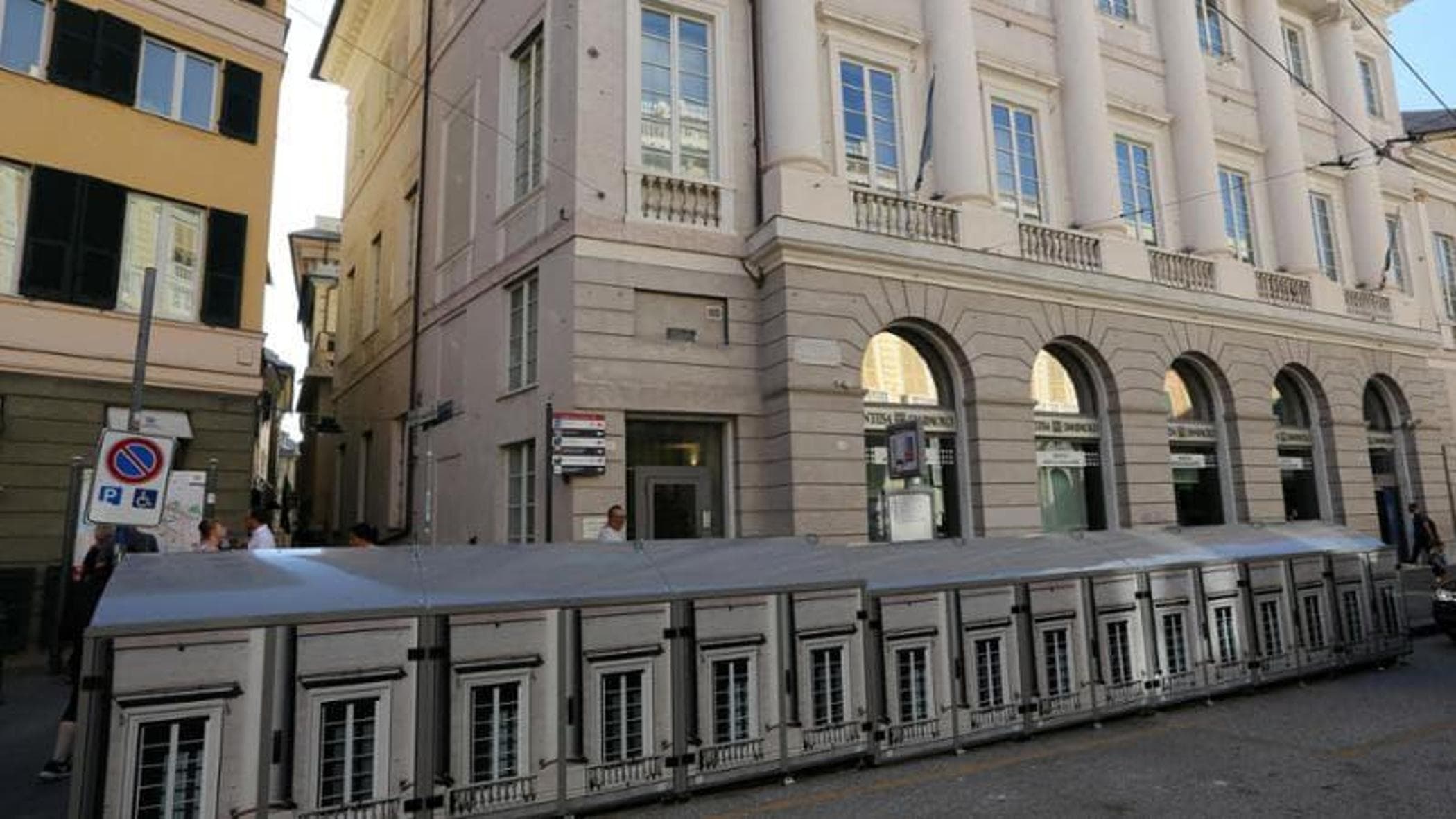 Le controversie sui nuovi cassonetti per l’immondizia accanto ai palazzi dei Rolli a Genova