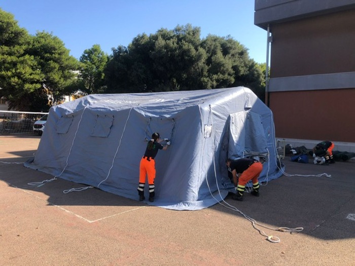 Lezioni in tenda a Cagliari a causa di aule non utilizzabili