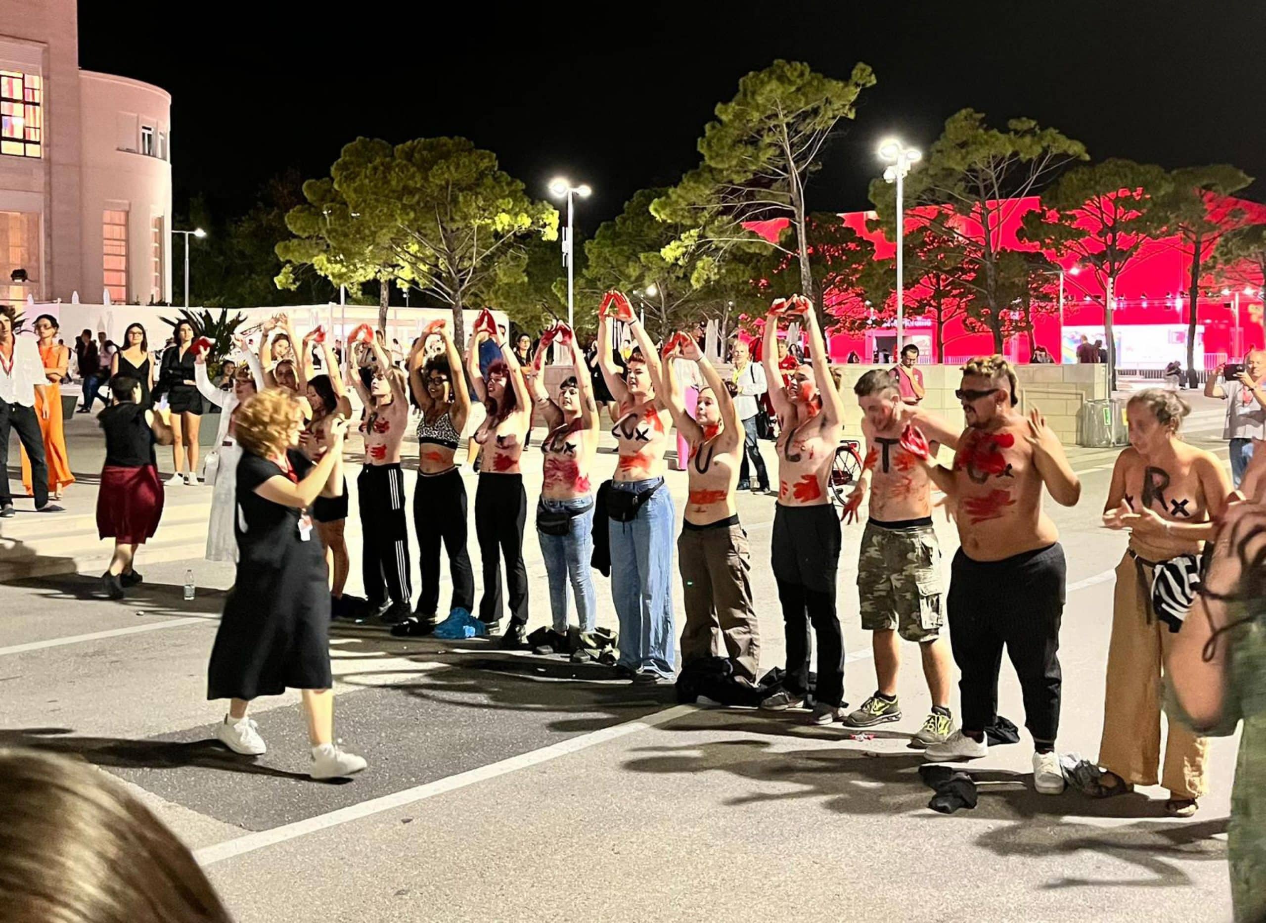 Proteste a Venezia: L’uomo può essere colpevole, ma il genio può essere “innocente”?