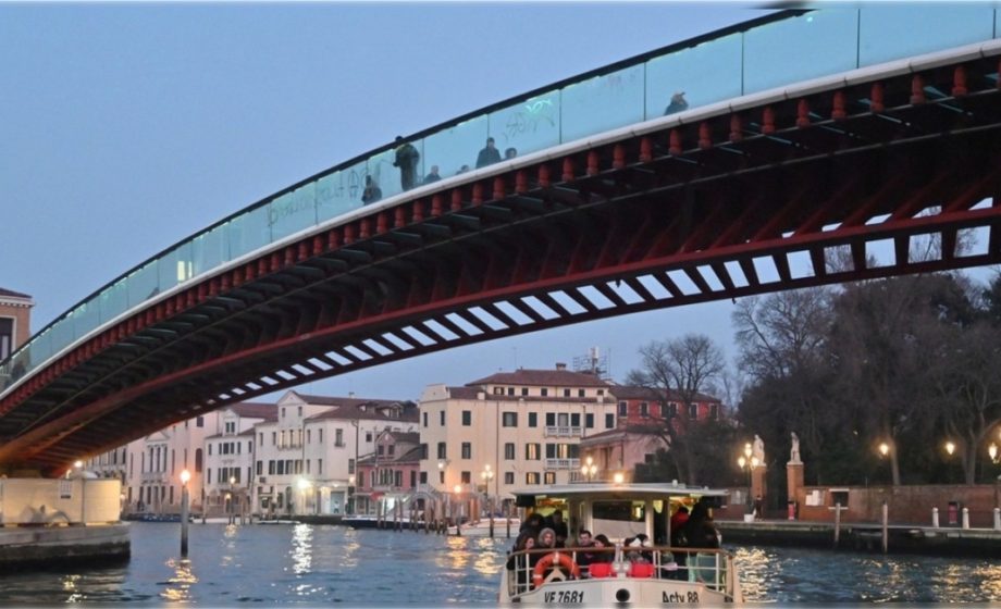 15enne a Venezia cade dal pont