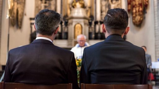 22Preti che celebrano matrimoni