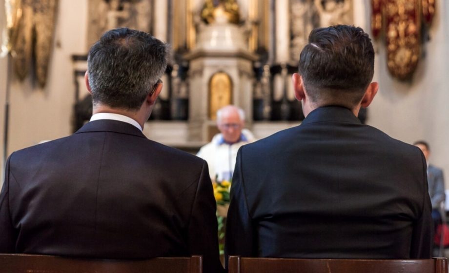 22Preti che celebrano matrimoni