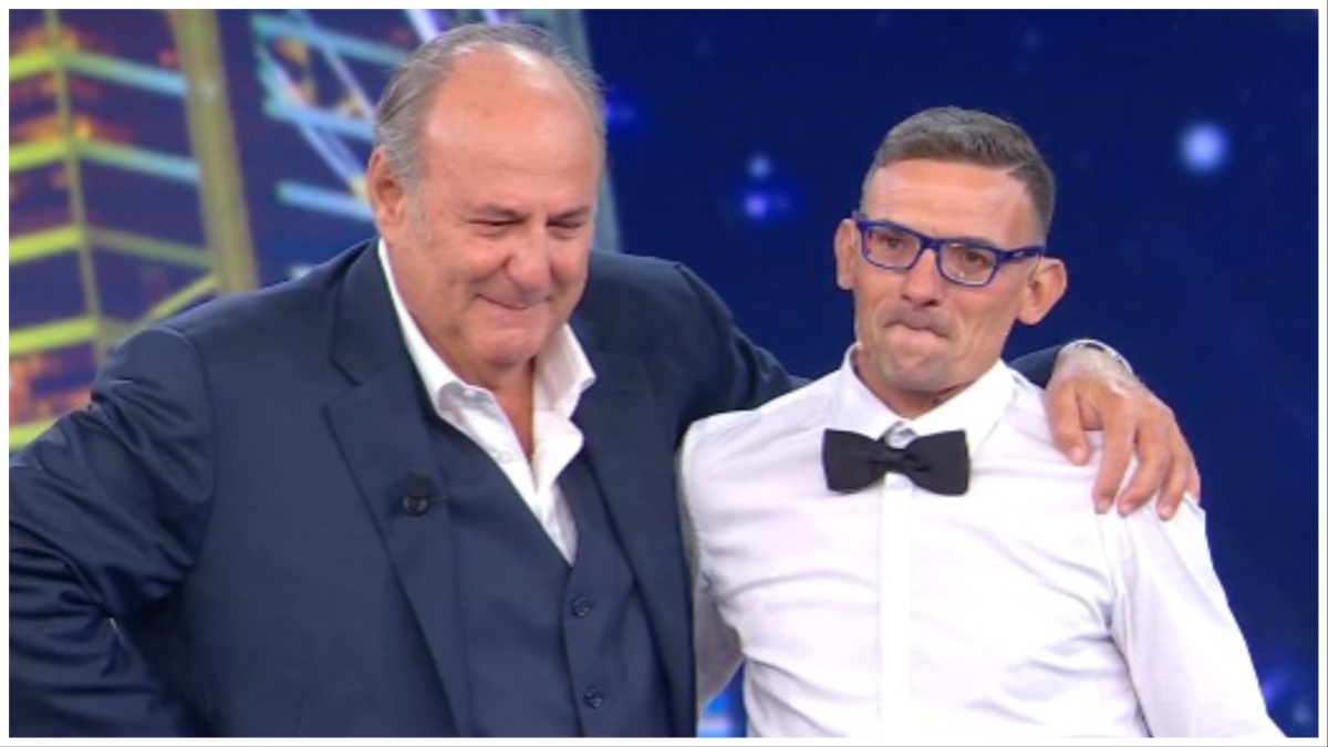 “Tu sì que vales: il cameriere-ballerino palermitano vola in finale con Gerry Scotti commosso”