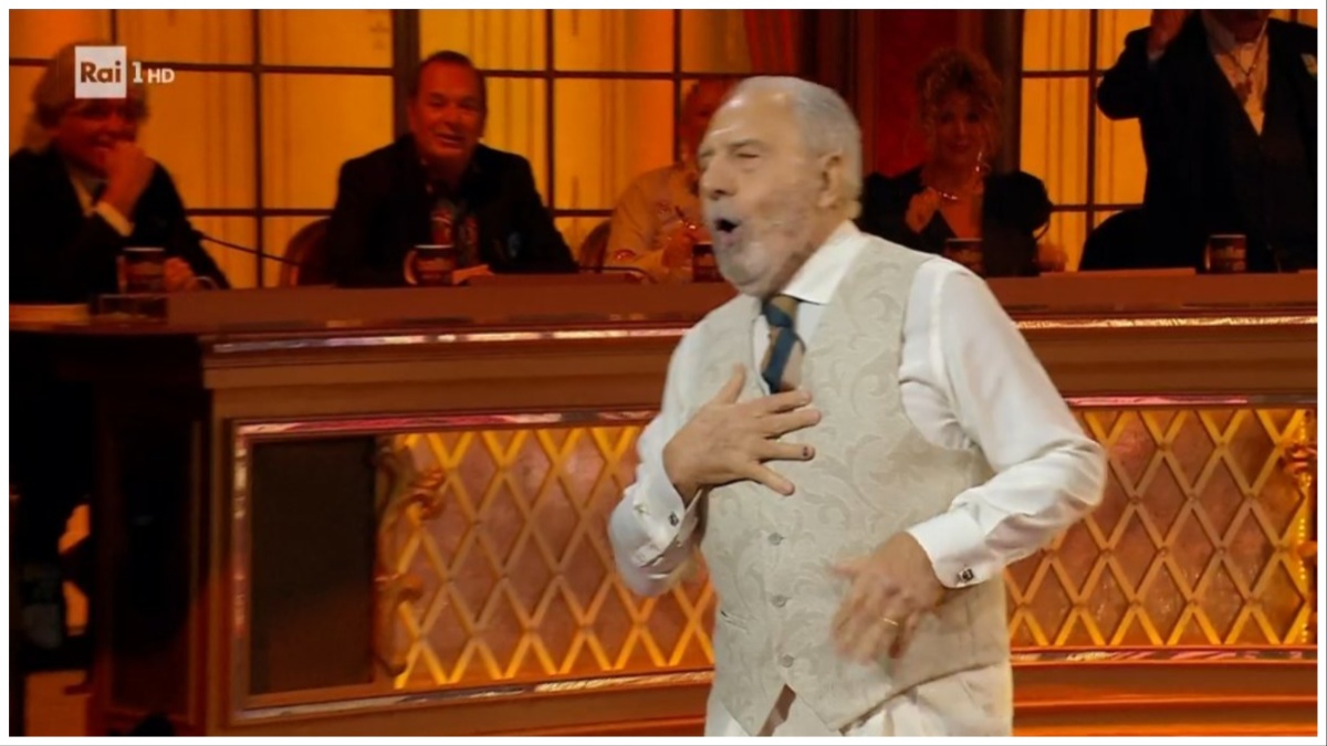 Antonio Caprarica si porta la mano al petto in diretta: paura a Ballando con le stelle