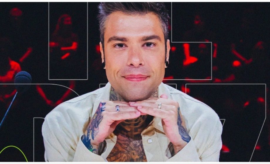 Fedez beve birra in diretta i