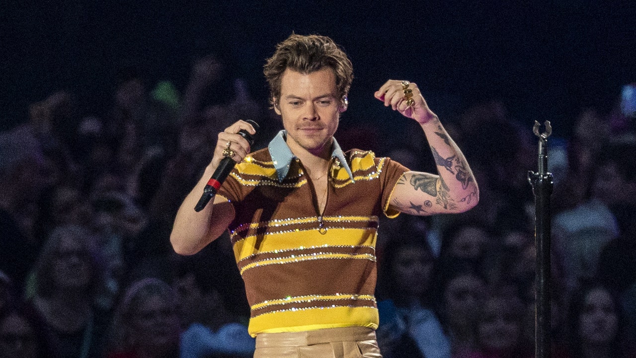 Harry Styles cambia look: capelli rasati e debutto pubblico con Taylor Russell