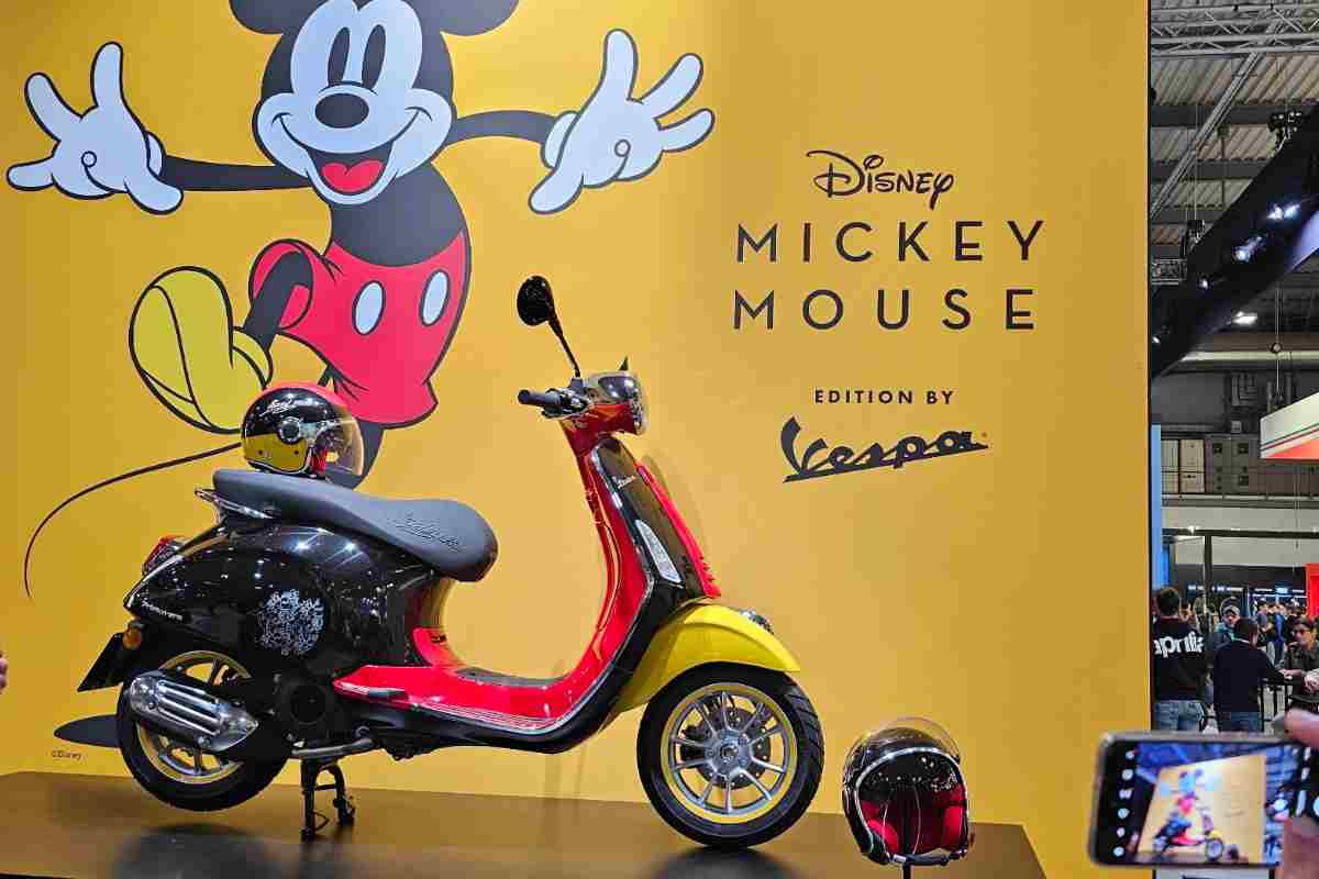 La Vespa diventa Disney: il modello speciale di Topolino conquista EICMA 2023