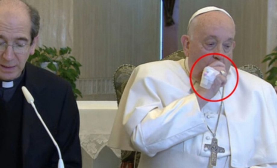 Papa Francesco Scoperta una L