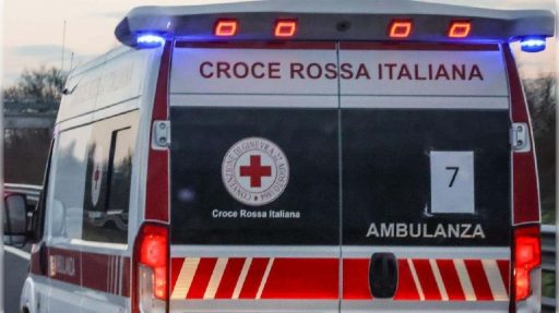 Schianto frontale tra due auto