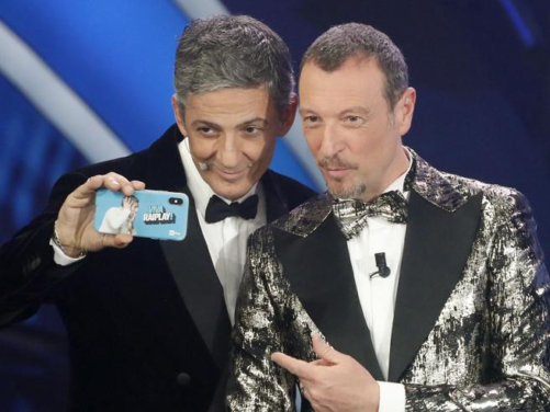 Fiorello: dall’incontro con Baudo al legame con Amadeus – Intervista al Tg1 sulle emozioni e i momenti più significativi della carriera del celebre showman.