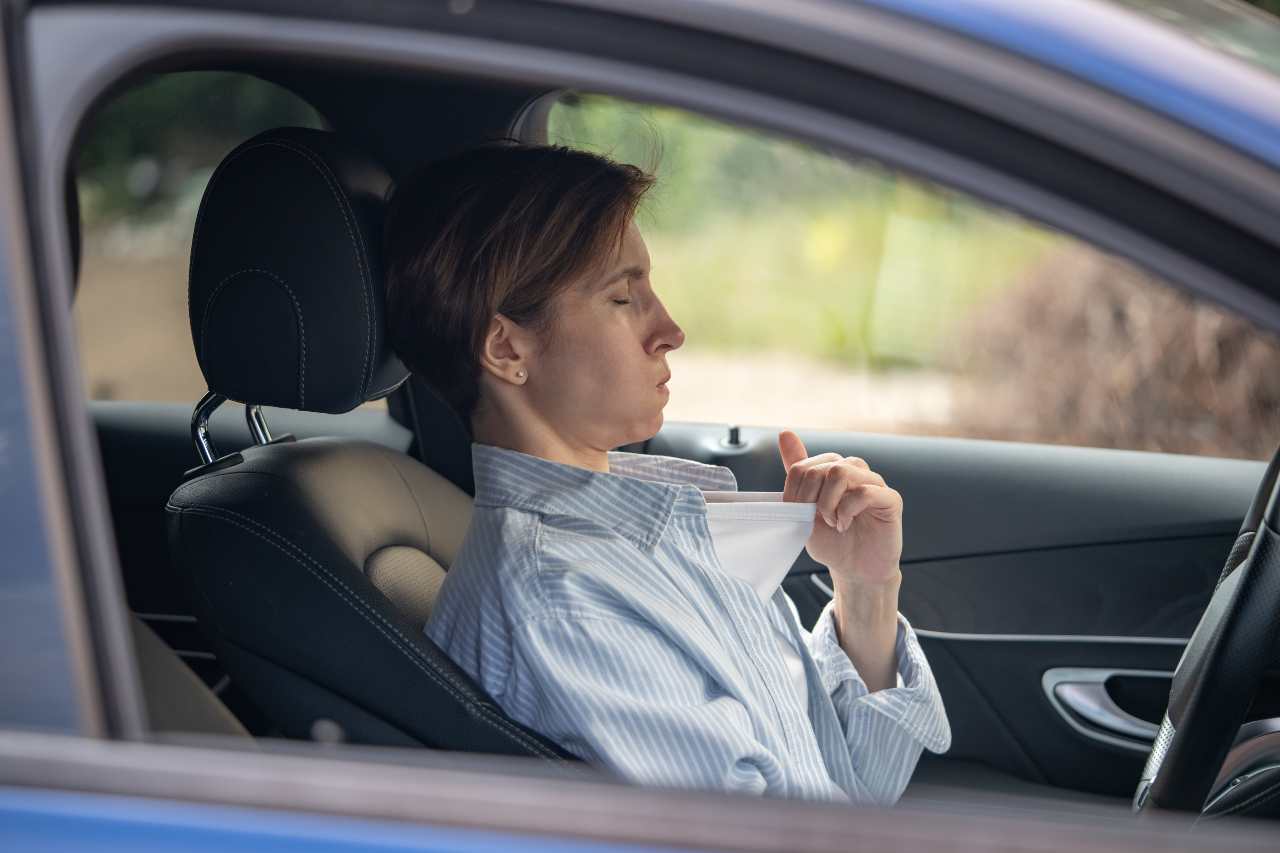 Auto al sole, con 1 minuto la rinfreschi così: non serve l’aria condizionata