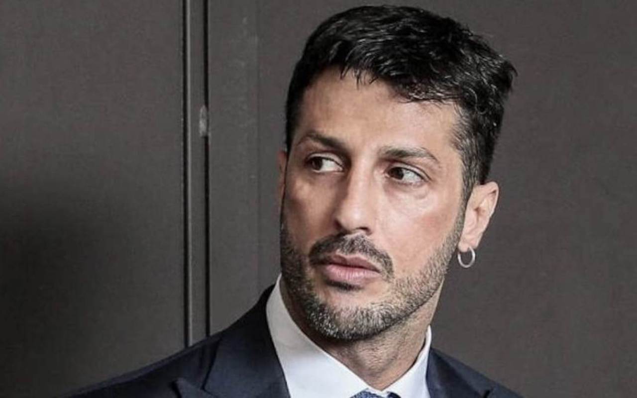 Fabrizio Corona, il suo nuovo amore dritto in clinica: “Ti devi curare”