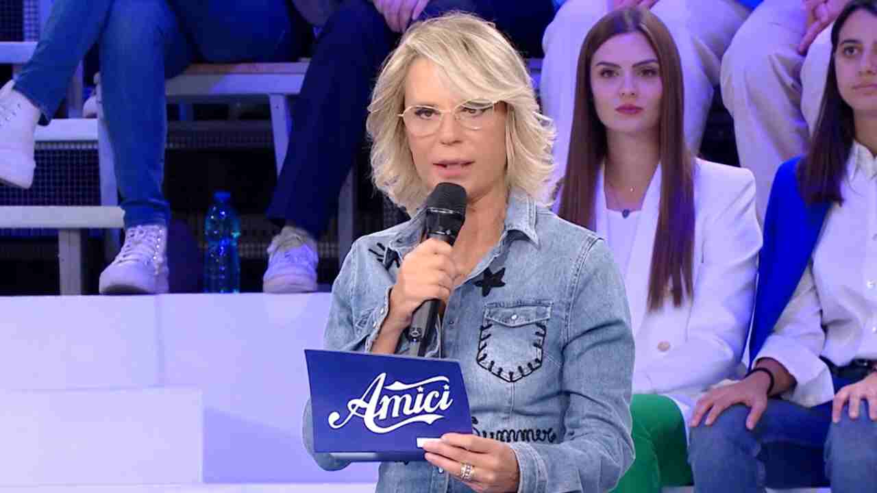 Maria De Filippi senza parole - Avvisatore.it