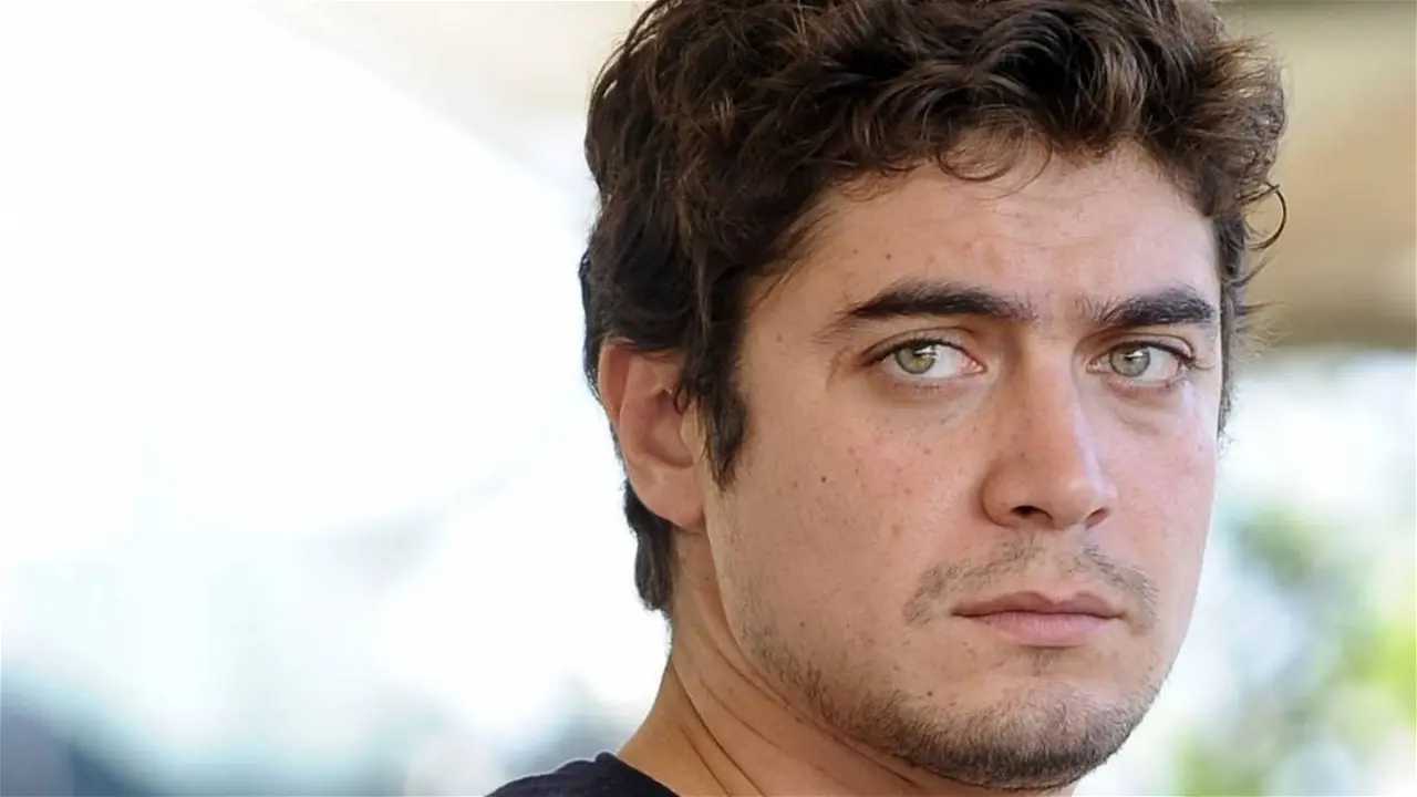 Riccardo Scamarcio spiazza tutti - Avvisatore.it