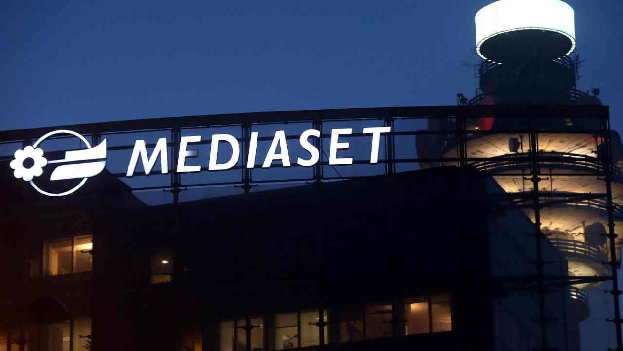 “Sei l’unica senza te…e”: la più bella di Mediaset sbeffeggiata proprio da lui | Il disgusto è totale