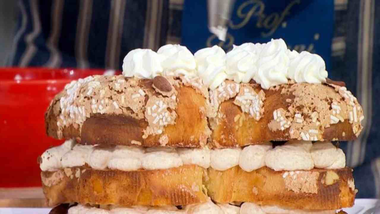 Hai mai mangiato la millefoglie di colomba? Stupisci amici e familiari a Pasqua | La ricetta é un gioco da ragazzi