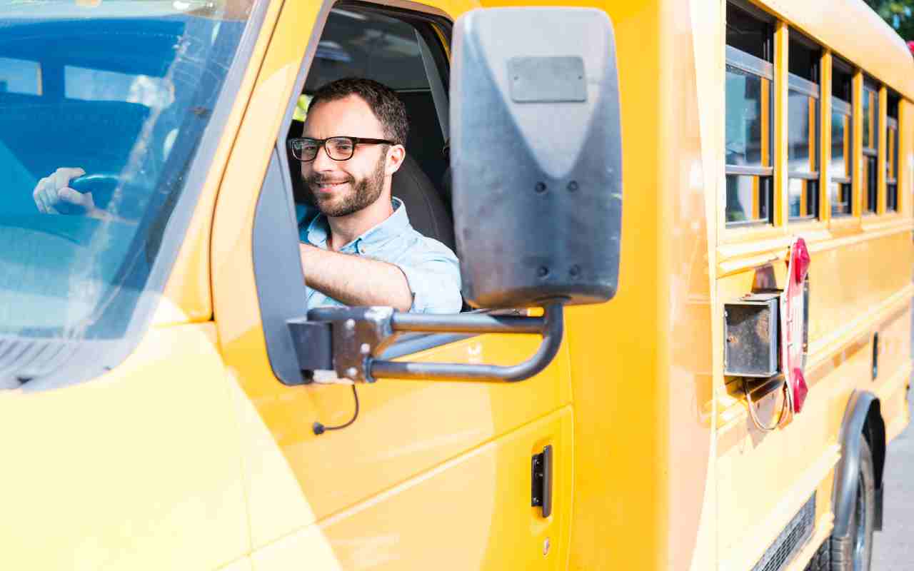 Valerio guida gli autobus, sai quanto guadagna? Fa la vita del nababbo ed è al settimo cielo | Stipendio stellare