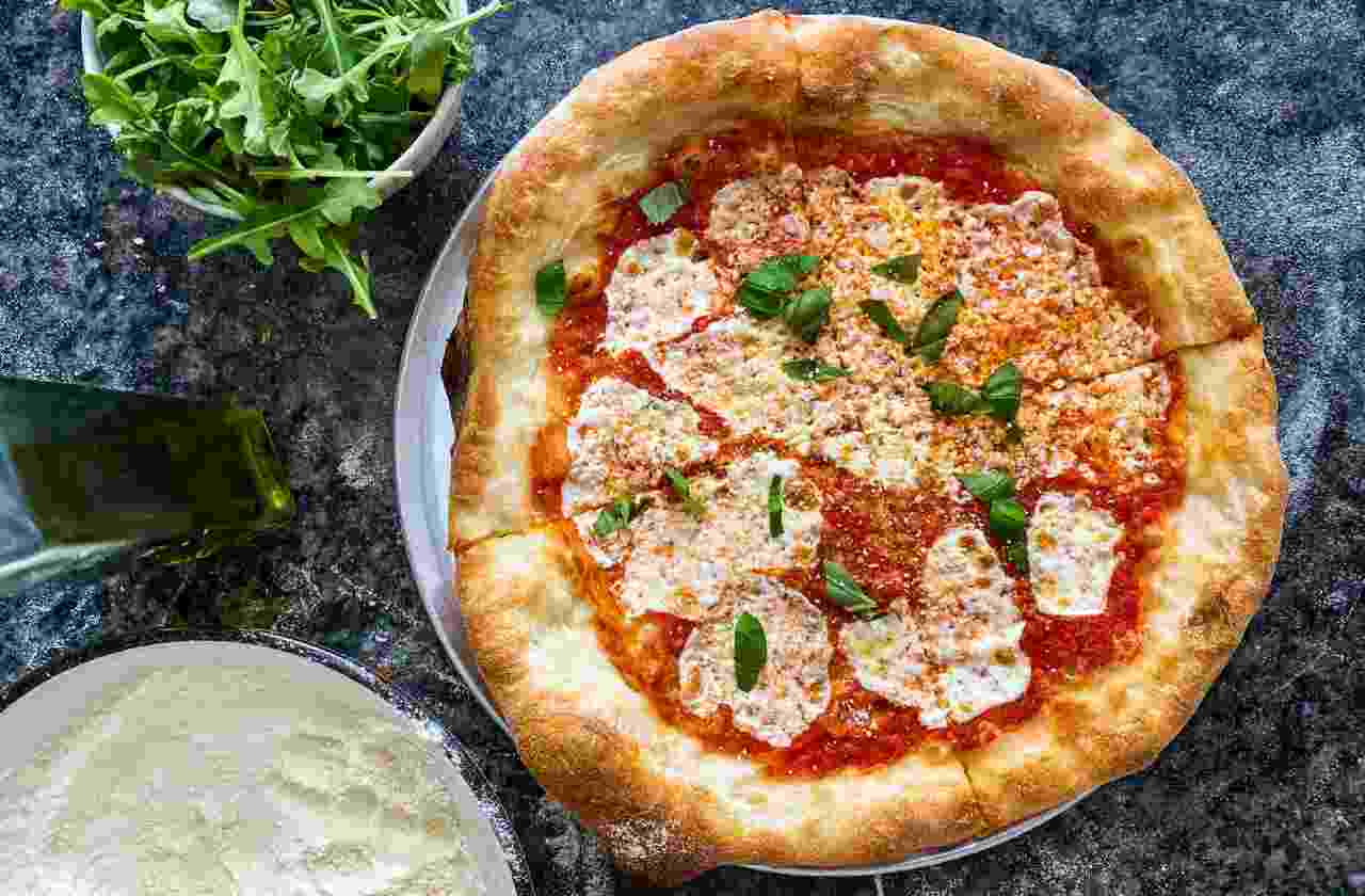 Pizza senza lievito, pronta in 10 minuti e con sole 50 calorie | Amici e parenti inchiodati alla tua tavola