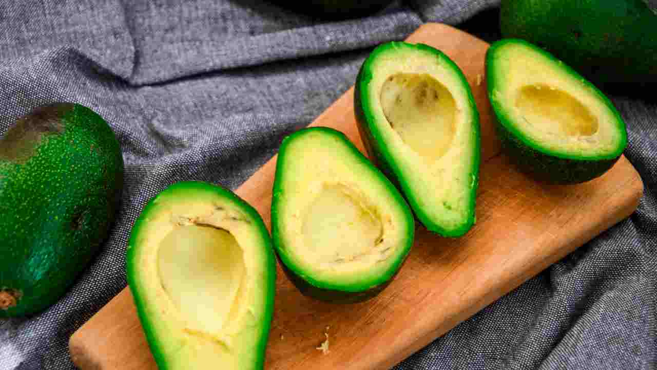 Dieta dell’avocado, dici addio a 3,5 kg dopo appena 2 giorni: puoi mangiarlo anche di notte | Attenzione a questo ‘limite’