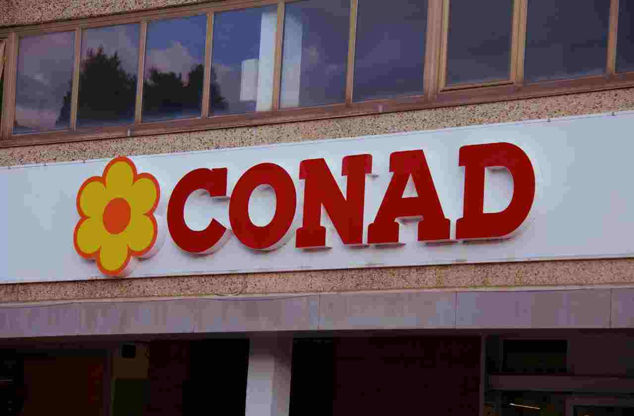 Conad questo non vuole che si sappia: tra gli scaffali spendi molto di più | Attento alle etichette: gli stessi prodotti li paghi il triplo