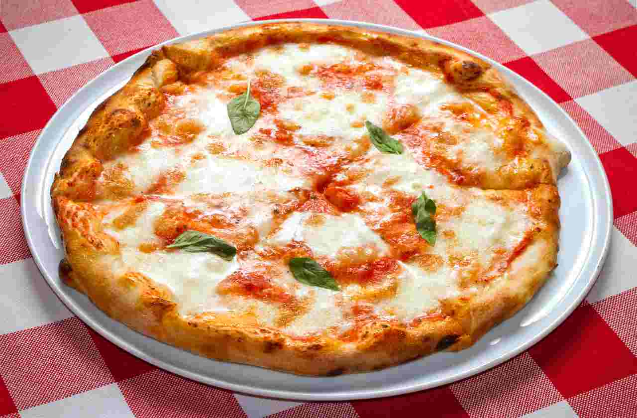 Non mangiare più la pizza in questi posti, ti rovinano: mangi male e spendi quasi 1000€ | Le recensioni sono pesanti