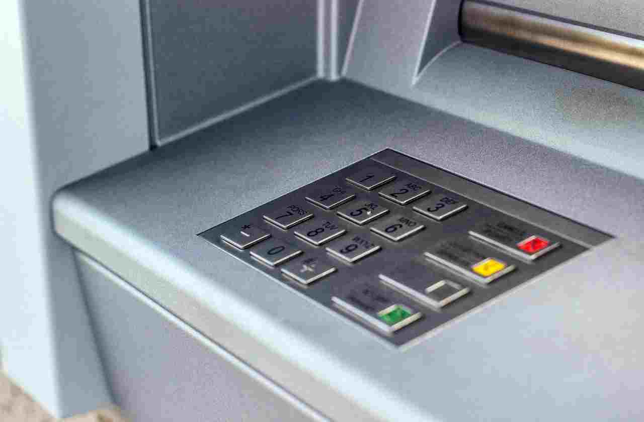 Banche, filiali e ATM: è un vero e proprio deserto | Sportelli addio, non si preleverà più: è la fine del contante